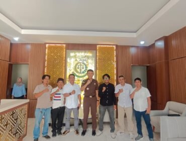 Kasi Intel Kejaksaan Negeri Luwu Timur foto bersama Pengurus PWI Lutim, Selasa, (21/04/2026)