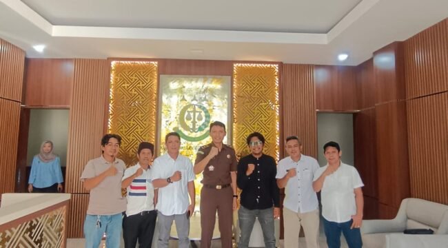 Kasi Intel Kejaksaan Negeri Luwu Timur foto bersama Pengurus PWI Lutim, Selasa, (21/04/2026)