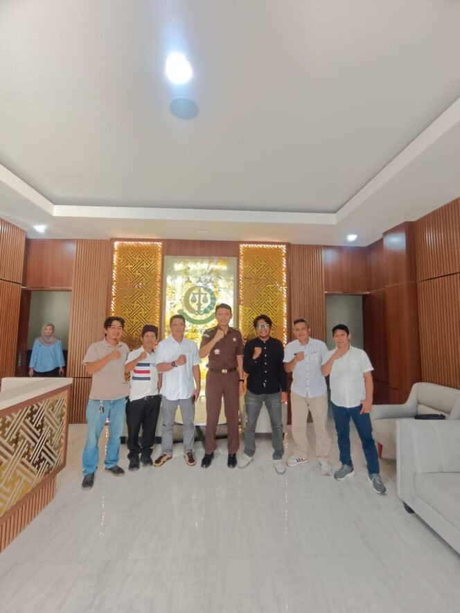 
					Kasi Intel Kejaksaan Negeri Luwu Timur foto bersama Pengurus PWI Lutim, Selasa, (21/04/2026)