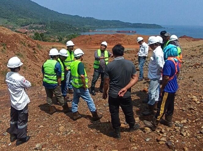 
					Tim PT KITLT melakukan kunjungan lokasi area kawasan industri, Senin, 27 April 2026
