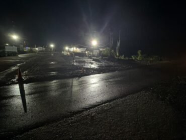 Kondisi Jalan setelah tim manajemen PT PUL melakukan pembersihan jalan pasca hujan deras, Senin malam, (27/04/2026)