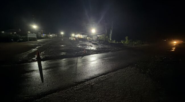 Kondisi Jalan setelah tim manajemen PT PUL melakukan pembersihan jalan pasca hujan deras, Senin malam, (27/04/2026)