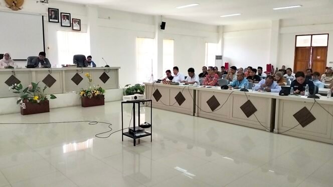 
					Aliansi Pengusaha Lokal Lutim menyampaikan pendapat di Ruang Banggar DPRD Lutim, Senin, (27/04/2026)