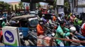 Personel polisi mengatur antrean BBM di SPBU Makassar