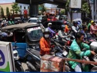 Personel polisi mengatur antrean BBM di SPBU Makassar