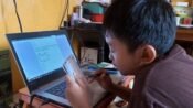 Siswa sekolah dasar belajar di kelas
