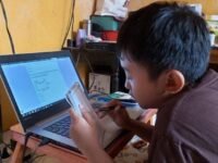 Siswa sekolah dasar belajar di kelas