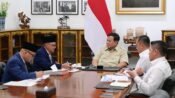 Presiden Prabowo Subianto memimpin rapat bersama Menteri Haji dan Umrah serta Wakil Menteri Haji dan Umrah di Istana Negara Jakarta