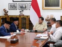 Presiden Prabowo Subianto memimpin rapat bersama Menteri Haji dan Umrah serta Wakil Menteri Haji dan Umrah di Istana Negara Jakarta