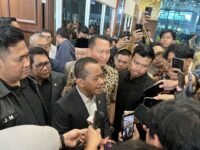 Menteri ESDM Bahlil Lahadalia memberi keterangan usai rapat kerja dengan Komisi XII DPR RI