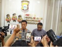 Kabid Humas Polda Sulsel Kombes Pol Didik Supranoto bersama Dirresnarkoba Polda Sulsel Kombes Pol Sugeng Sudarso