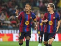Pemain Barcelona merayakan gol ke gawang Racing Santander di Camp Nou