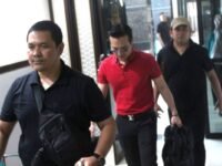 Terpidana Robby Sulistio Handoko digiring tim tangkap buronan kejaksaan usai ditangkap di Maros