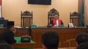 Majelis hakim membacakan putusan gugatan ganti rugi Gus Nur di Pengadilan Negeri Solo