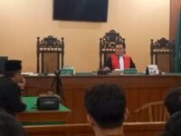 Majelis hakim membacakan putusan gugatan ganti rugi Gus Nur di Pengadilan Negeri Solo
