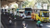 Antrean kendaraan mengisi BBM di SPBU Makassar