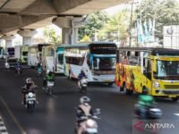 Antrean kendaraan mengisi BBM di SPBU Makassar