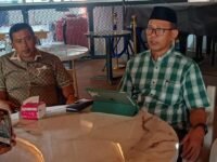 Plt Sekda Gowa Firdaus Madjid didampingi pejabat Plt lainnya memberi keterangan pers di Ocean Coffee, Sungguminasa.