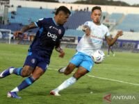 Laga PSM Makassar melawan Arema FC