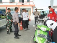 Bupati Luwu H. Patahudding meninjau penerapan aturan ganjil genap pengisian BBM di SPBU Seppong