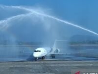Penerbangan perdana TransNusa rute Makassar-Manado disambut water salute di Bandara Sultan Hasanuddin Maros