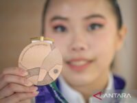 Pewushu Indonesia Eugenia Diva Widodo berpose dengan medali perunggu Asian Games 2026