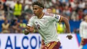 Pemain Spanyol Lamine Yamal menggiring bola bersama timnas Spanyol