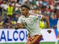 Pemain Spanyol Lamine Yamal menggiring bola bersama timnas Spanyol