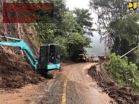 KemenPU Kerahkan 10 Alat Berat di 14 Titik Longsor Tapan–Batas Jambi, Lalu Lintas Buka-Tutup