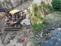 Pemkab Tana Toraja Keruk Sedimen Sungai Surame, Aliran Air Kota Makale Ditata