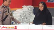Personel Bhabinkamtibmas mengawal penyaluran bantuan pangan beras di wilayah kepulauan Makassar
