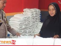 Personel Bhabinkamtibmas mengawal penyaluran bantuan pangan beras di wilayah kepulauan Makassar