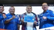 Wali Kota Makassar Munafri Arifuddin menerima KTA Partai Demokrat