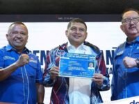 Wali Kota Makassar Munafri Arifuddin menerima KTA Partai Demokrat